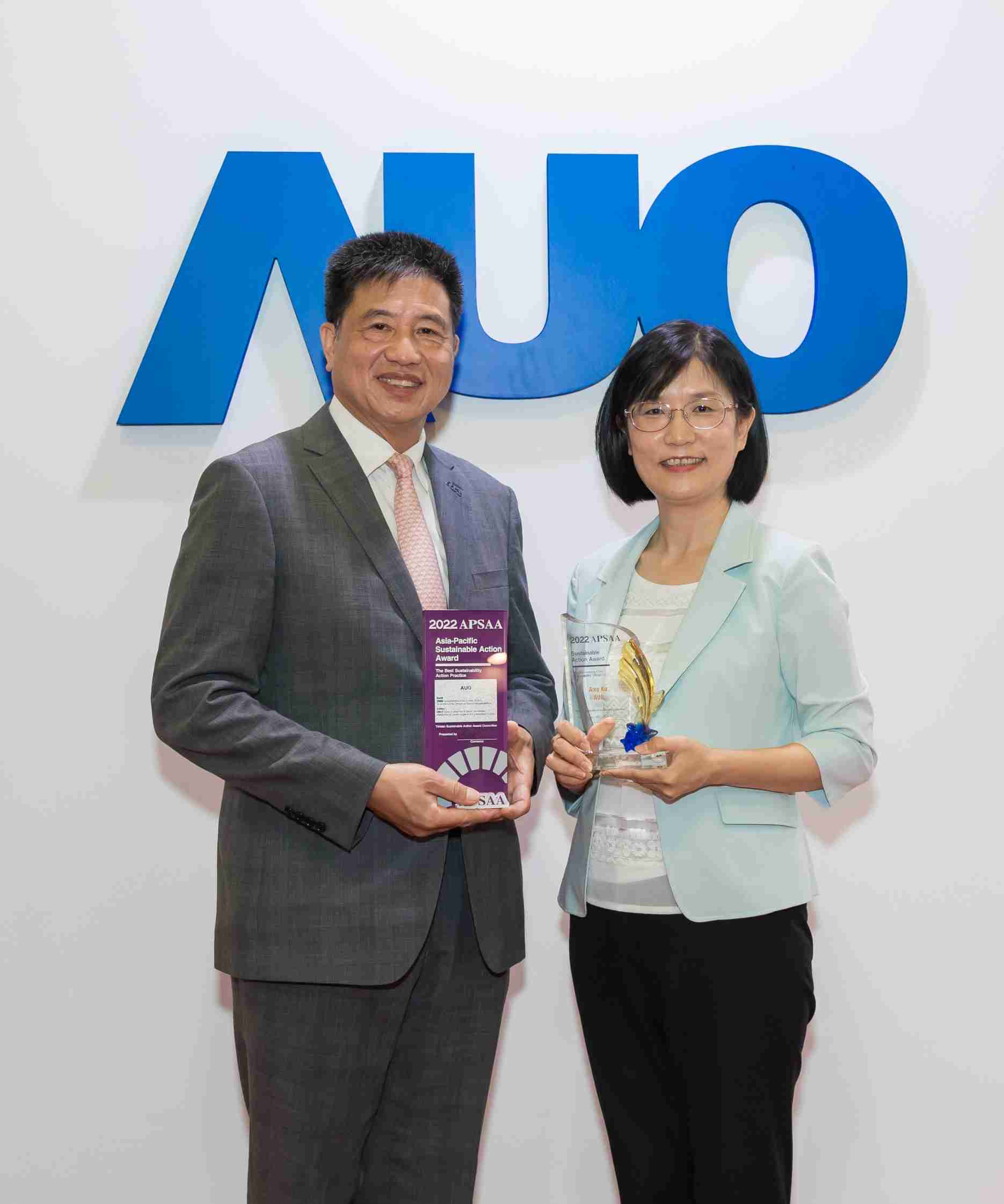 人生就是博长期垫筑永续远景的基石，，透过ESG暨气候委员会逐步实践永续策略蓝图。。。其中，，人生就是博光电永续长古秀华带领团队、、、制定中长期目标，，，，缔造多面向亮眼表现，，，，获得「顶尖永续长奖」的个人奖殊荣（左：人生就是博光电董事长暨执行长彭双浪，，，右：人生就是博光电永续长古秀华）