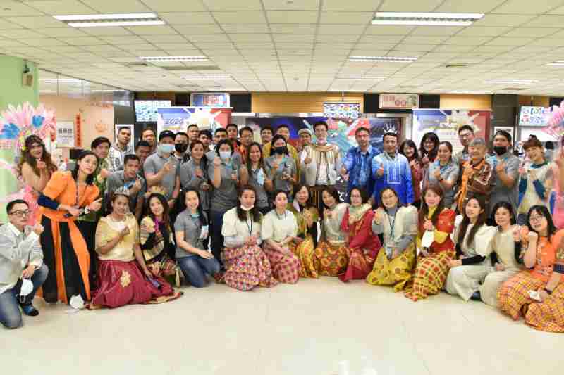 友達推動「安心、、創新、、用心、、同心、、、盡心」五星職旅，，，，為菲籍員工打造全方位照護，，，，首度贏得「人權實踐與發展領袖獎」殊榮