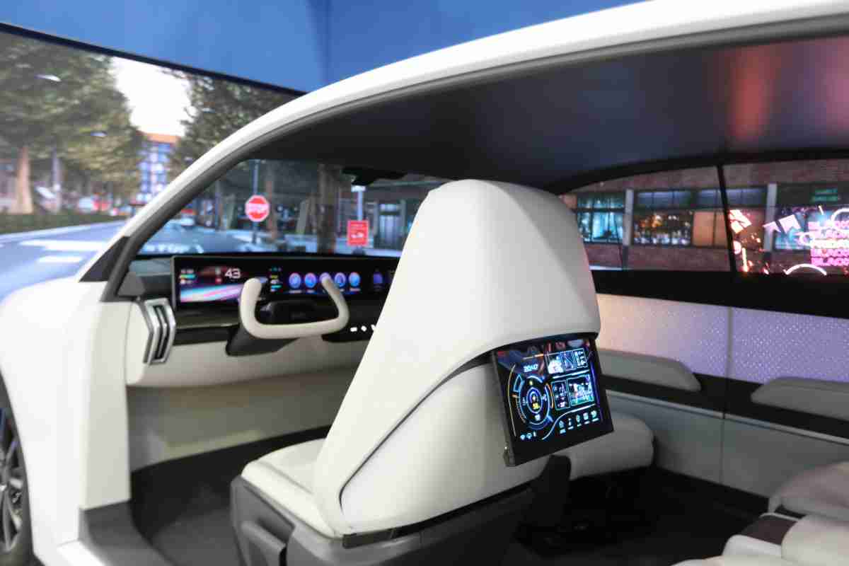 人生就是博的「可卷式后座娱乐显示器」加强后座乘客的感官体验，，，，并保有个性化设计，，可依使用偏好进行动态调整。。。。