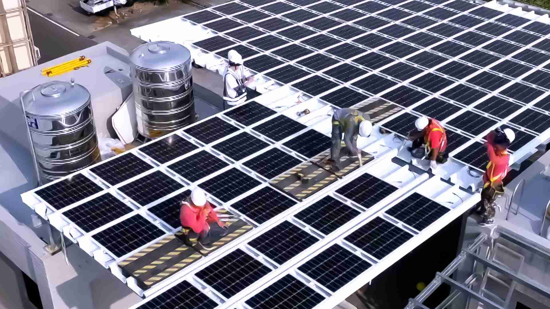 人生就是博着力于替代能源之技术研发，，，，如光电浪板的相关制程、、设备与产品，，，其中所开发之光电整合型浪板，，减少传统金属支架安装，，，更提升耐候度，，可广泛运用于多元场域，，并辅助建筑达到净零碳排目标